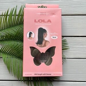 NIB INH Lola Clip in Ponytail Extension Mid-Length with Swoop in Ash Blonde